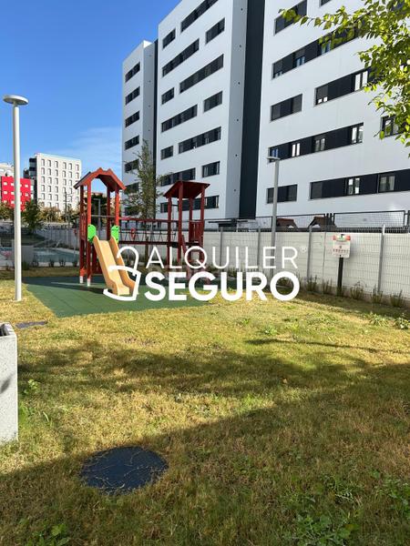 Foto 0d22976b-2df4-4a3d-9521-58afeab5a0d5. Lloguer pis amb calefacció aparcament piscina a Rosaleda - Juventud Granada