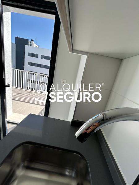 Foto 0ff5f646-c8a2-4245-8f4a-326c6e1bfe4e. Lloguer pis amb calefacció aparcament piscina a Rosaleda - Juventud Granada