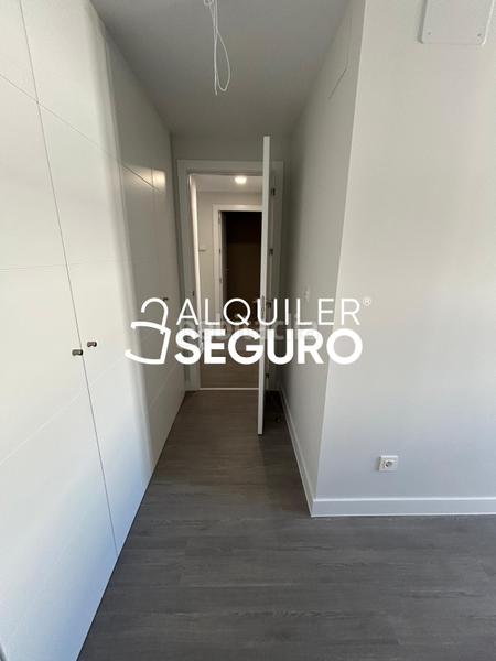 Foto 1868d03c-5f93-4ff4-81bd-58a3df438122. Lloguer pis amb calefacció aparcament piscina a Rosaleda - Juventud Granada