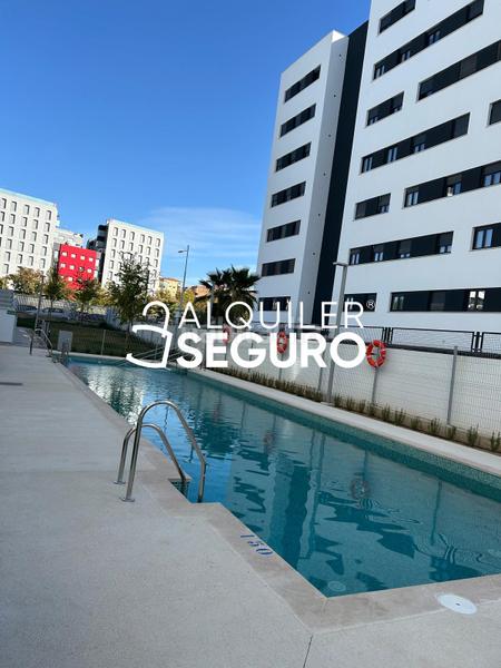 Foto 7311de48-b0bf-46a6-a288-e0c6a5ffbddc. Lloguer pis amb calefacció aparcament piscina a Rosaleda - Juventud Granada