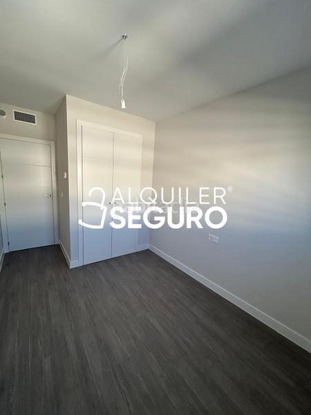 Foto 810cf437-a721-4696-a8a2-9a5c0b62a774. Lloguer pis amb calefacció aparcament piscina a Rosaleda - Juventud Granada