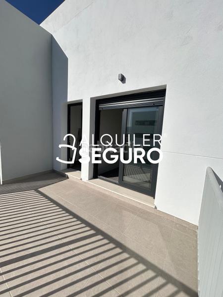 Foto 9ef2276e-13a3-4d61-a948-6d23aa00b886. Lloguer pis amb calefacció aparcament piscina a Rosaleda - Juventud Granada