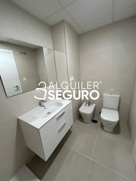 Foto a0db6576-b268-42d6-a495-bfc744c9f23e. Lloguer pis amb calefacció aparcament piscina a Rosaleda - Juventud Granada