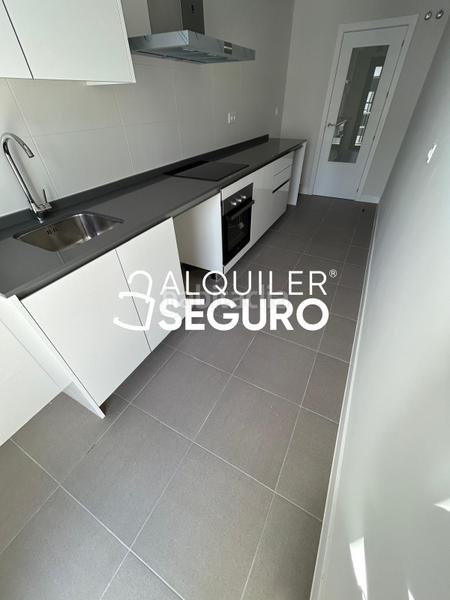 Foto a3f8431e-bb37-4f0d-a41b-f52cf9630010. Lloguer pis amb calefacció aparcament piscina a Rosaleda - Juventud Granada