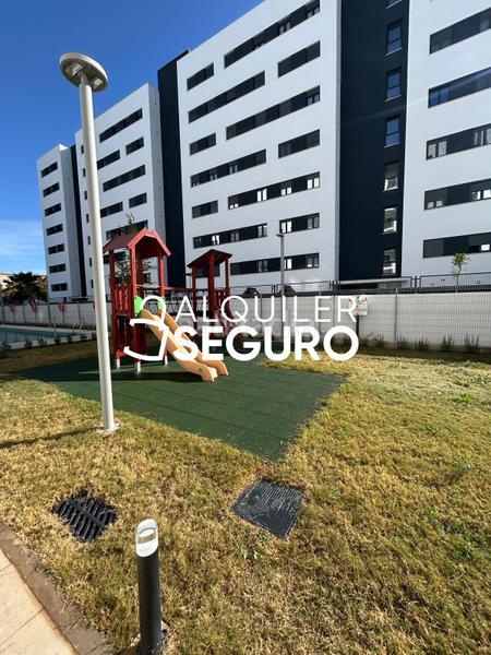 Foto c7ed0fd3-055e-4b26-b4fe-b2727208aa4f. Lloguer pis amb calefacció aparcament piscina a Rosaleda - Juventud Granada