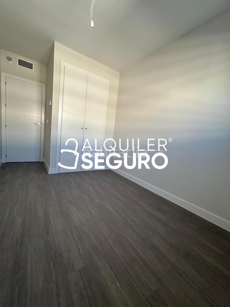 Foto ef0761ce-82dc-4c10-94ae-f6a41b10e391. Lloguer pis amb calefacció aparcament piscina a Rosaleda - Juventud Granada