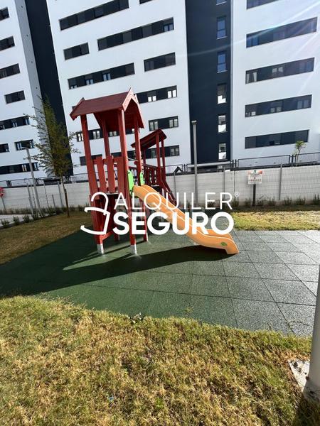 Foto f1493f40-e52c-42f8-9274-19e370b22d64. Lloguer pis amb calefacció aparcament piscina a Rosaleda - Juventud Granada