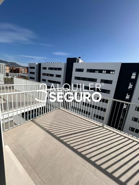 Foto fdd8dd0a-1462-45c0-878c-82766eb68c41. Lloguer pis amb calefacció aparcament piscina a Rosaleda - Juventud Granada