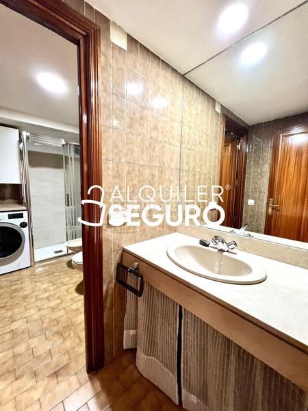 Foto c6ee6d43-20aa-4616-b25a-45955602eba7. Rent flat with heating in San Juan Bautista Madrid