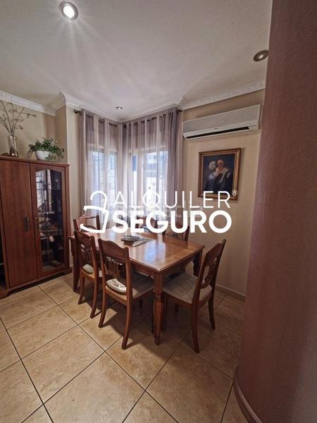 Foto 1c250d02-5a74-4bea-9324-8b954f559d95. Rent chalet with heating in Ciudad 70 Coslada