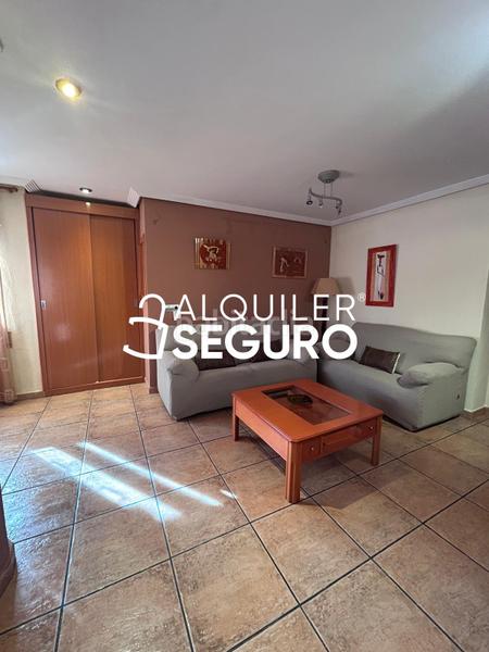 Foto 77a7d76b-65a6-462f-95f3-f8c6720b9315. Rent chalet with heating in Ciudad 70 Coslada