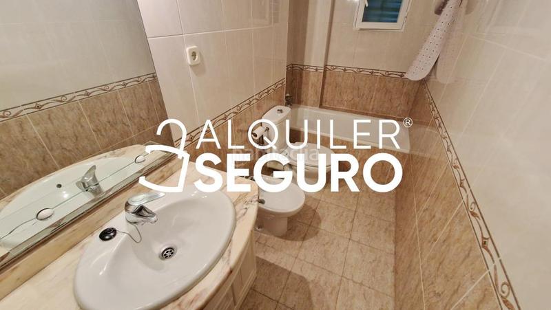 Foto 1453e009-22e8-4af3-9ca5-0faaec605ede. Rent flat with heating in Vinateros Madrid