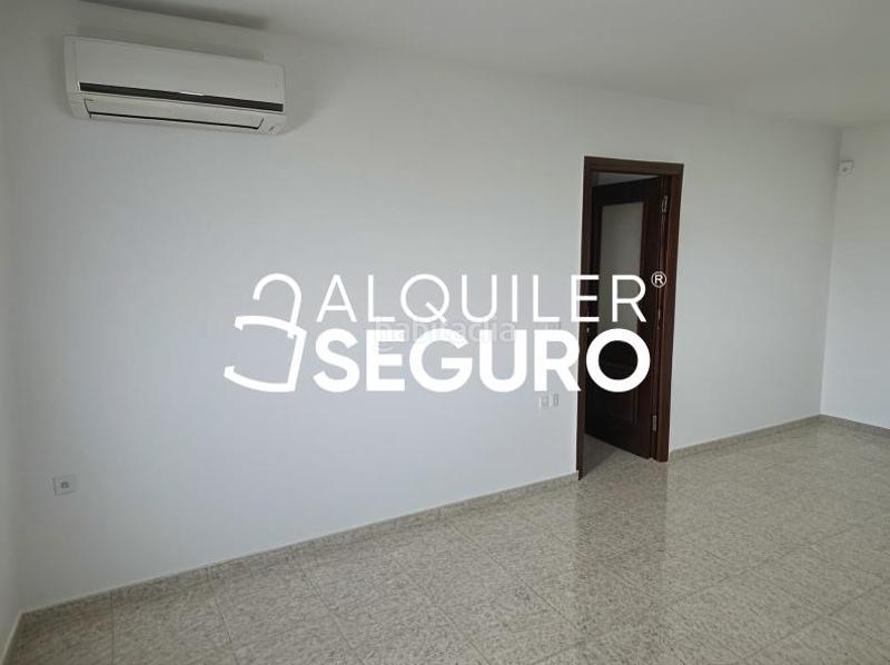 Foto fd83fbf5-27cf-4719-b0df-7027ffa39e32. Alquiler piso  c urbanización parque giralda en Dos Hermanas