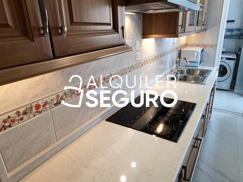 Foto df2d6e08-72c9-4102-bd5f-cb6a9e9c62b0. Rent flat with parking pool in La Hacienda - Nueva Andalucía Dos Hermanas