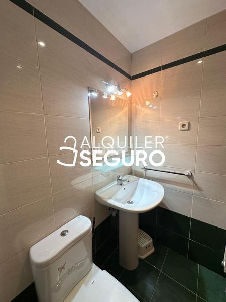 Foto 80472fff-e436-4ac0-9ff1-cb62320d71f9. Rent flat with heating parking in Ambroz Madrid