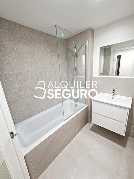 Foto 8bd05e2f-c0e8-467d-98e8-96a3f58366c7. Rent flat with heating parking pool in Estación-Parque O´Donnell Alcalá de Henares