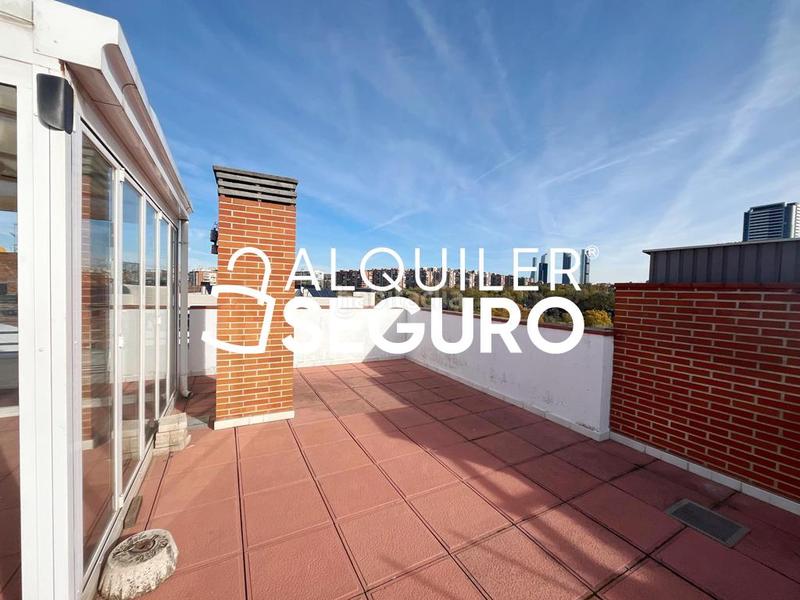 Foto 0a1e40fe-c31a-42e3-be20-4b1a8b9e54ac. Alquiler ático  c del valle de bergantiños en Madrid