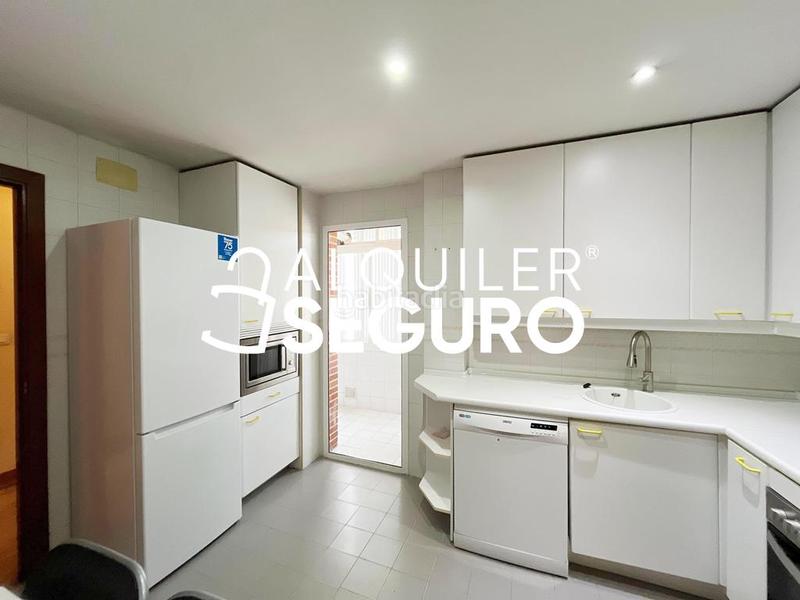 Foto 21c3327f-7dd3-4b6f-a360-a6570bcbdb3a. Alquiler ático  c del valle de bergantiños en Madrid