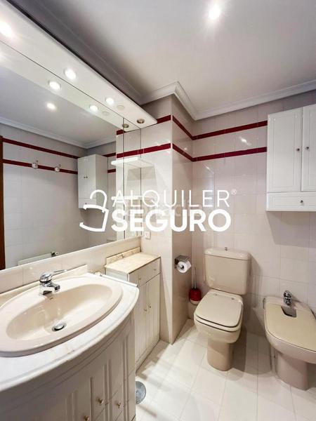 Foto 62550ab0-61ca-4e2d-9f2f-317b167baf70. Alquiler ático  c del valle de bergantiños en Madrid