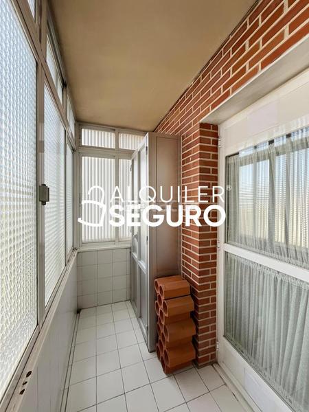 Foto b555bf8a-dd8d-4f50-ba2f-b88307e84630. Alquiler ático  c del valle de bergantiños en Madrid