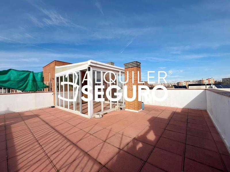 Foto e40e25cc-35aa-47e6-a600-90a4bc01cf43. Alquiler ático  c del valle de bergantiños en Madrid