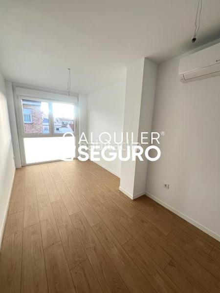 Foto bb7a33eb-2938-4b31-a833-2966b172b64d. Alquiler ático  c mendivil en Numancia Madrid