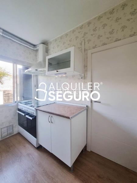 Foto 1cb19fa0-f8fe-427b-8ed8-9ce302235f17. Alquiler chalet  c nogal en Collado Mediano