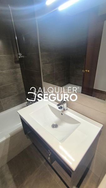 Foto 12f747e4-51af-4f43-a6cb-c585e6165262. Alquiler piso  av. alcalde luis uruñuela en colores - entreparques Sevilla