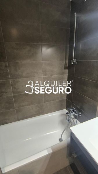 Foto 9befcd3a-bb80-4204-b57f-5a45ebe5c65d. Alquiler piso  av. alcalde luis uruñuela en colores - entreparques Sevilla