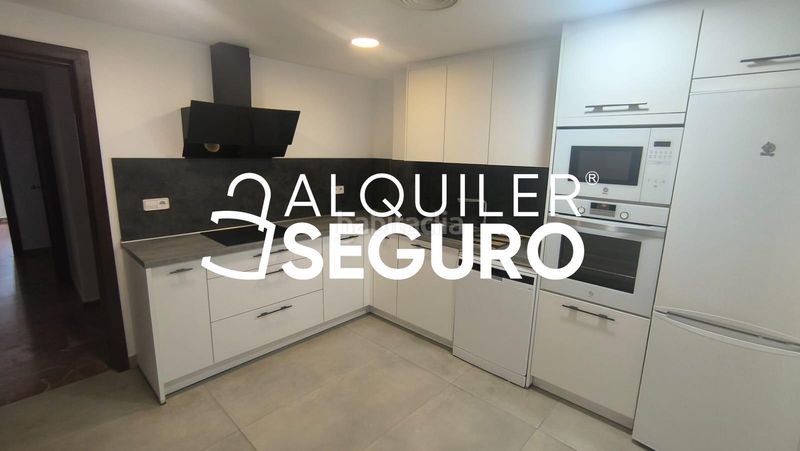 Foto a4f50af8-5aba-4f45-a35e-f046dcb9a508. Alquiler piso  av. alcalde luis uruñuela en colores - entreparques Sevilla