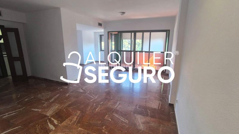 Foto aa54a78c-bd60-41f8-a74b-fd2925053e89. Alquiler piso  av. alcalde luis uruñuela en colores - entreparques Sevilla