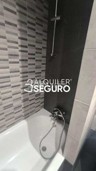 Foto c2f884ec-46bd-4b4a-952b-4db82a42558b. Alquiler piso  av. alcalde luis uruñuela en colores - entreparques Sevilla