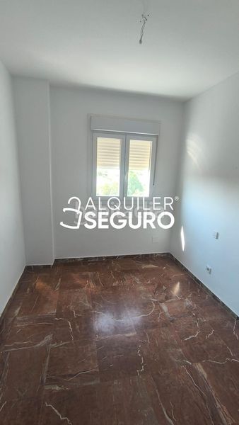 Foto eae3a035-1b8b-47d0-9470-0a40a85989f3. Alquiler piso  av. alcalde luis uruñuela en colores - entreparques Sevilla