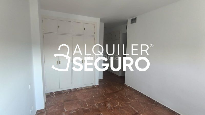 Foto f0d86f8d-c530-48bb-99d1-045de9afb478. Alquiler piso  av. alcalde luis uruñuela en colores - entreparques Sevilla