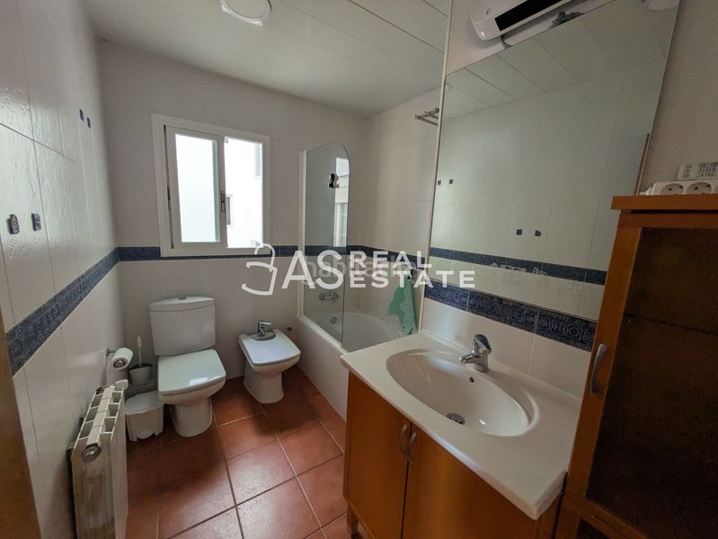 Foto 9eb6d03d-69bd-4154-b0da-3b6c7a44e386. Pis a Cementiri Vell Terrassa