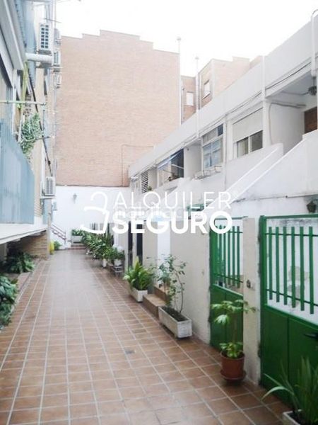 Foto b6912a09-0e04-4033-9265-e57ee056e64a. Alquiler estudio  c de joaquín lorenzo en Peñagrande Madrid