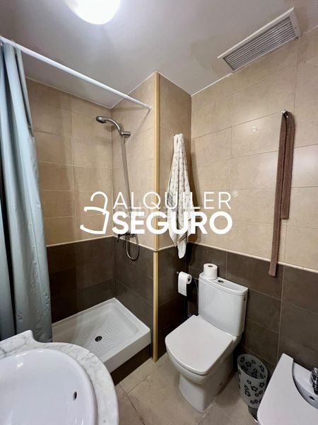 Foto e1bef2dc-91c0-42d5-9d34-286a0b344c0d. Alquiler piso  c bausá en Costillares Madrid