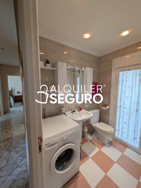 Foto e11a4099-f3ae-4aff-8ee9-6131a3bd2d8a. Lloguer pis amb calefacció aparcament a Alameda Cuenca