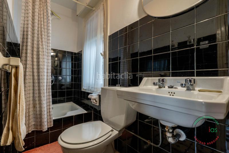 Foto 5ccc2e6d-b943-4b6f-8db2-6a9fe62d4809. Piso en Gijón - calle padilla 5 4 dormitorios, 2 baños, salón, cocina y plaza de garaje con espacio, luz y potencial en pleno Centro de la ciudad en Gijón