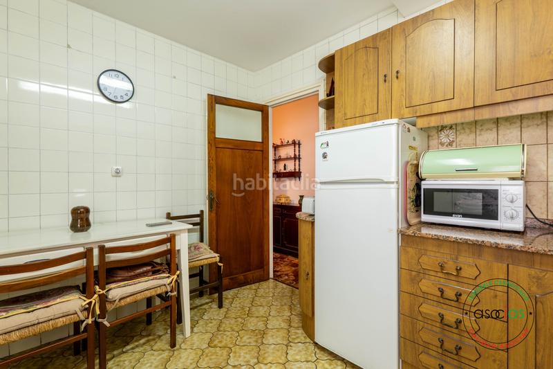 Foto 98c9f11c-de72-418e-8fe3-56b128ab39cc. Piso en Gijón - calle padilla 5 4 dormitorios, 2 baños, salón, cocina y plaza de garaje con espacio, luz y potencial en pleno Centro de la ciudad en Gijón
