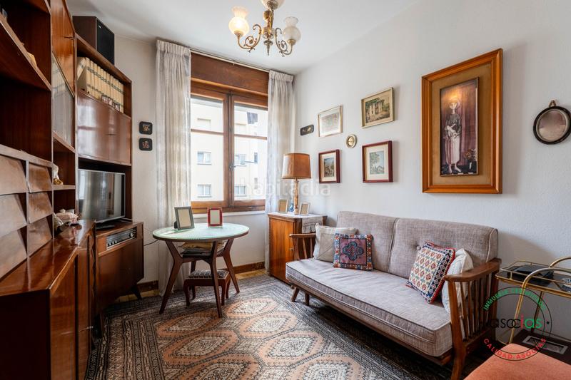Foto d0896237-f920-40bf-be96-3134da7dd60f. Piso en Gijón - calle padilla 5 4 dormitorios, 2 baños, salón, cocina y plaza de garaje con espacio, luz y potencial en pleno Centro de la ciudad en Gijón