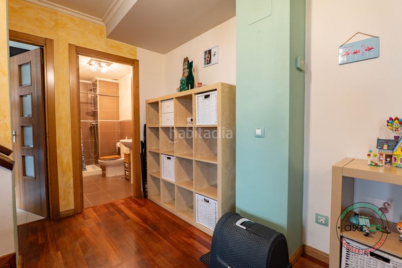 Foto 5a6e61a6-b31f-467f-b5b6-9edc25d788cc. Piso en Gijón - calle manolo quiros 7 dúplex para entrar a vivir de tres dormitorios, salón, cocina, plaza de garaje y trastero en Gijón