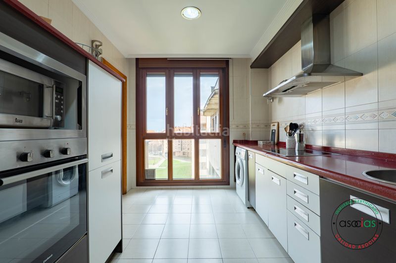 Foto f7b8ecd3-6856-433c-84ea-81c9afd1c9a1. Piso en Gijón - calle manolo quiros 7 dúplex para entrar a vivir de tres dormitorios, salón, cocina, plaza de garaje y trastero en Gijón