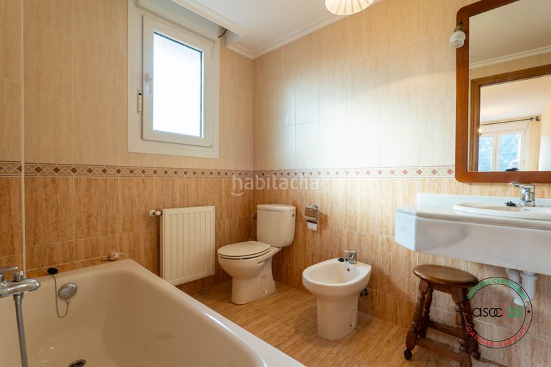 Foto 73d3fa4f-da4c-4080-b4a7-ec4ac0089397. Casa aparellada a luanco - calle la fumienta 7 a Gozón