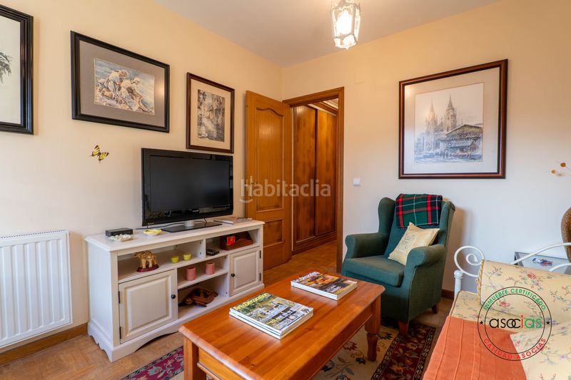 Foto 87eeec67-9b6a-4ae6-bcc1-4d86de428e7f. Casa aparellada a luanco - calle la fumienta 7 a Gozón