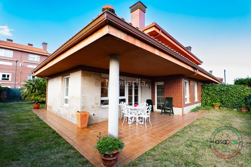 Foto 8c50f0ee-23aa-46c0-a330-26a1b476130c. Casa aparellada a luanco - calle la fumienta 7 a Gozón