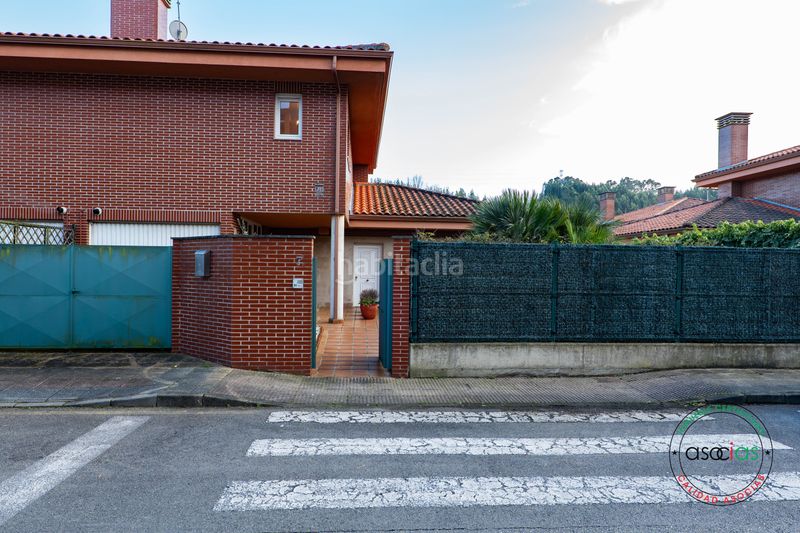 Foto b0bbb1d4-3f85-40ff-a04b-1c50eb142bd4. Casa aparellada a luanco - calle la fumienta 7 a Gozón