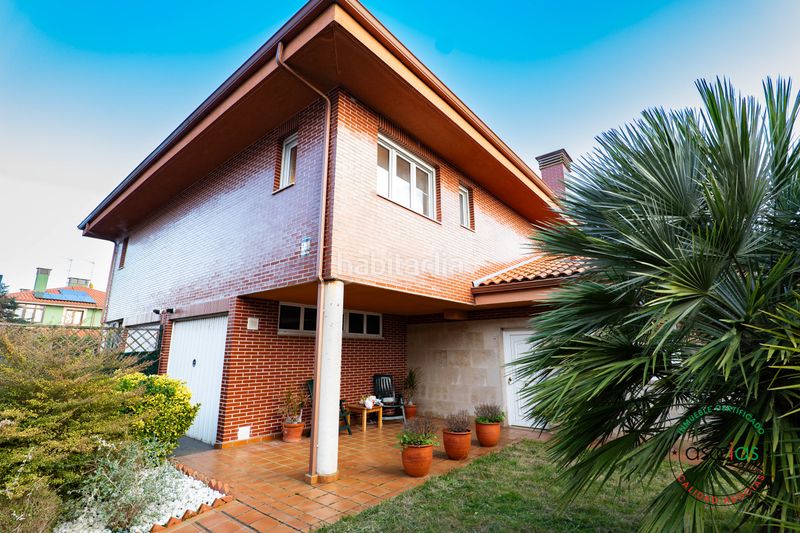 Foto b70070ad-df23-404c-b446-48d691c8ed25. Casa aparellada a luanco - calle la fumienta 7 a Gozón