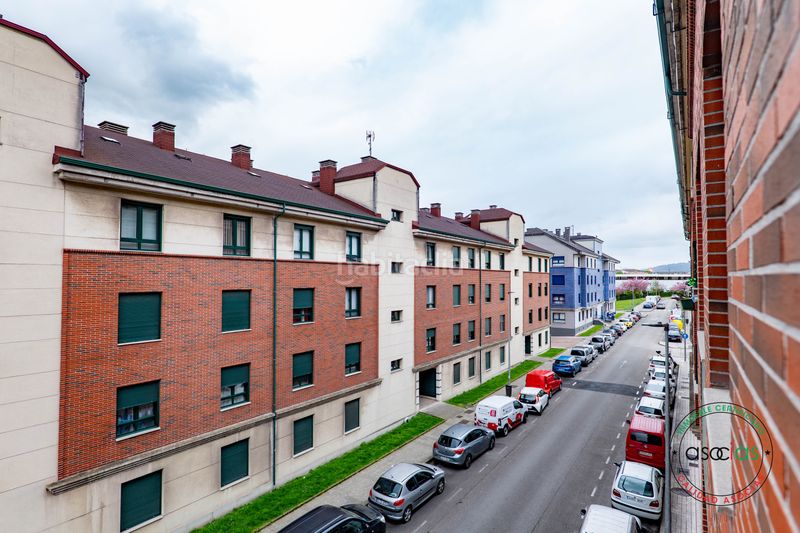 Foto c9b679da-7fc4-4d3e-a09a-8b712af13060. Pis amb calefacció aparcament a Tremañes Gijón