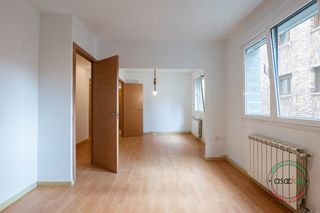 Flat in Gijon - calle calderon de la barca 19. Piso con ascensor para entrar a vivir en la parte baja del coto.